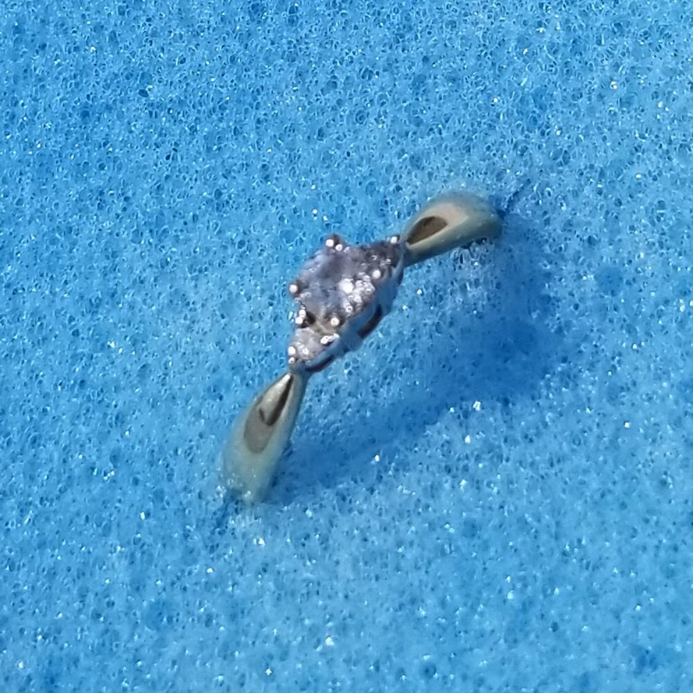 10KY .25ctw Diamond Rd 3 Stone Past Present Future Ring
